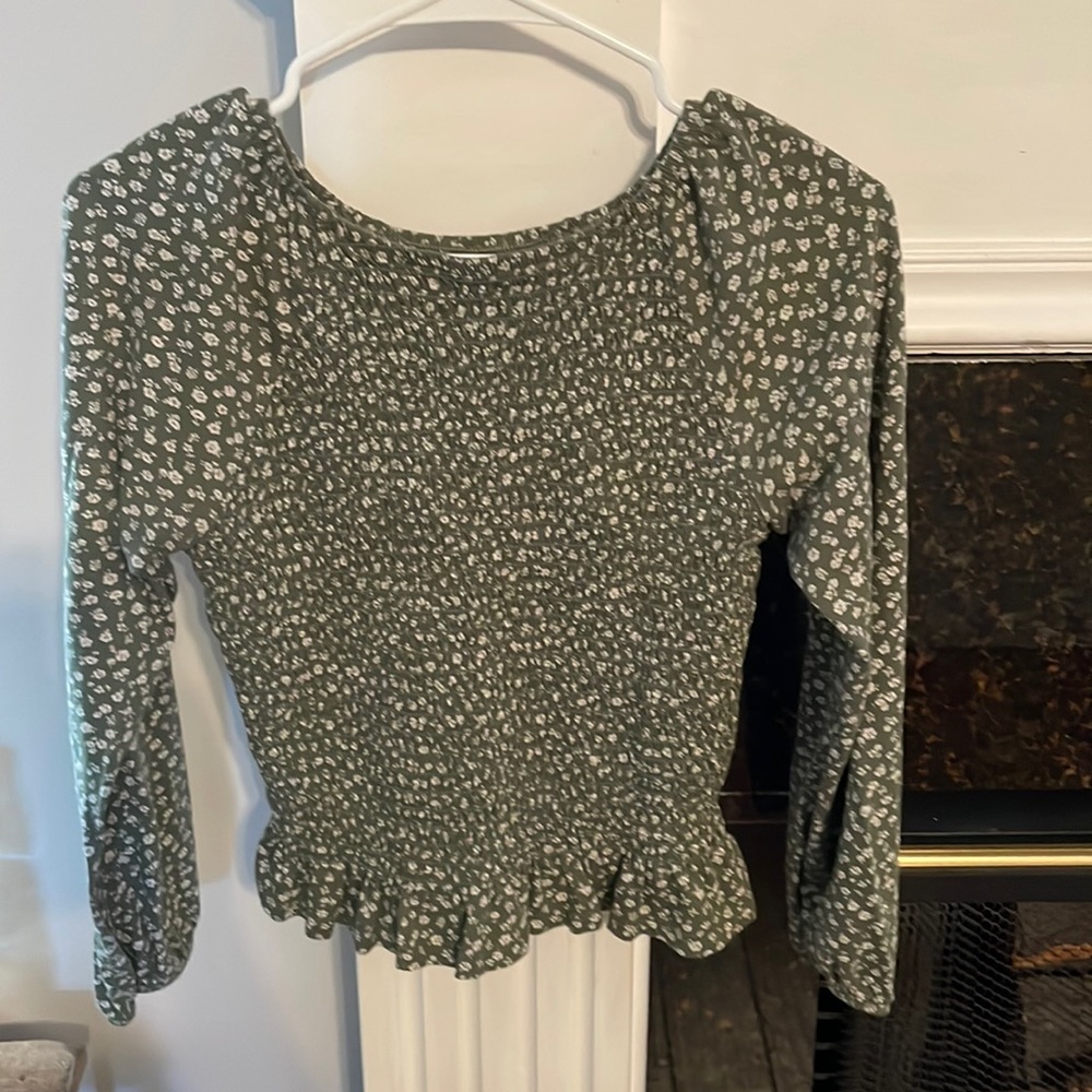 Old Navy top in Olive Green. Girls size 14-16